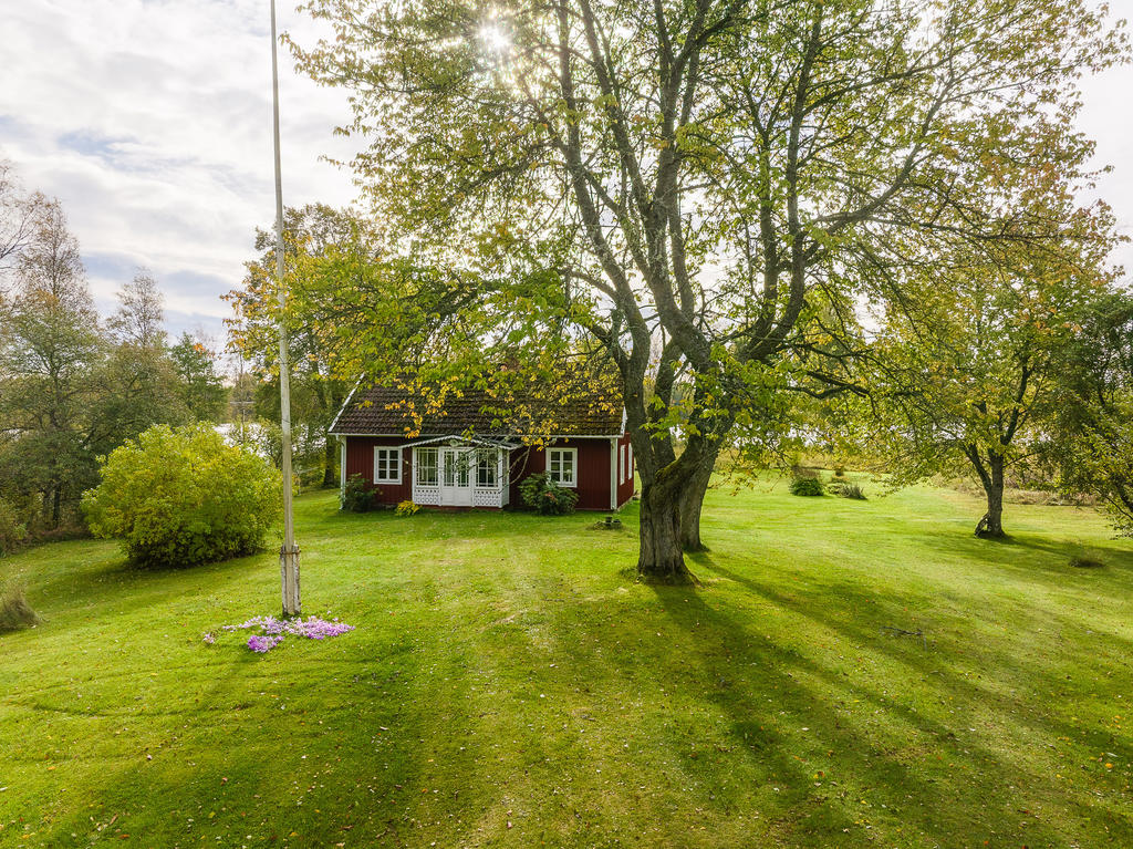 Välvårdat hus med ett oslagbart läge på en egen udde i sjön