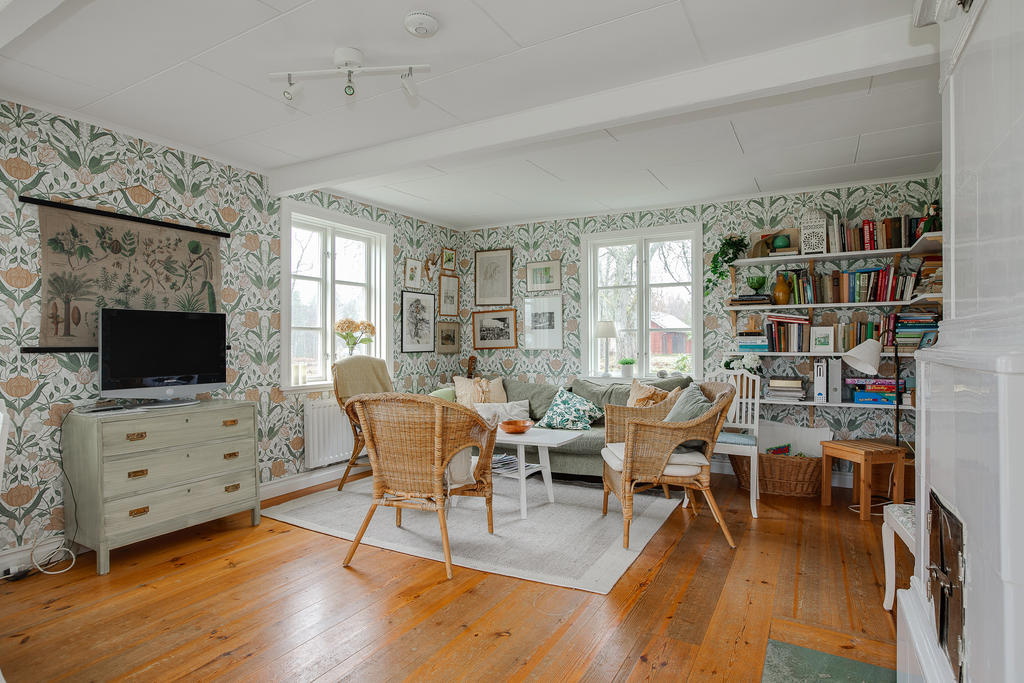 Vardagsrum med trägolv 