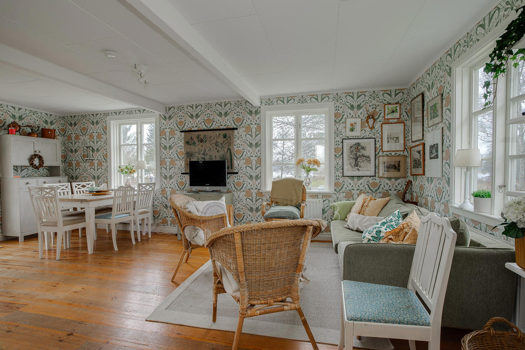 Vardagsrum med sjöutsikt från samtliga fönster