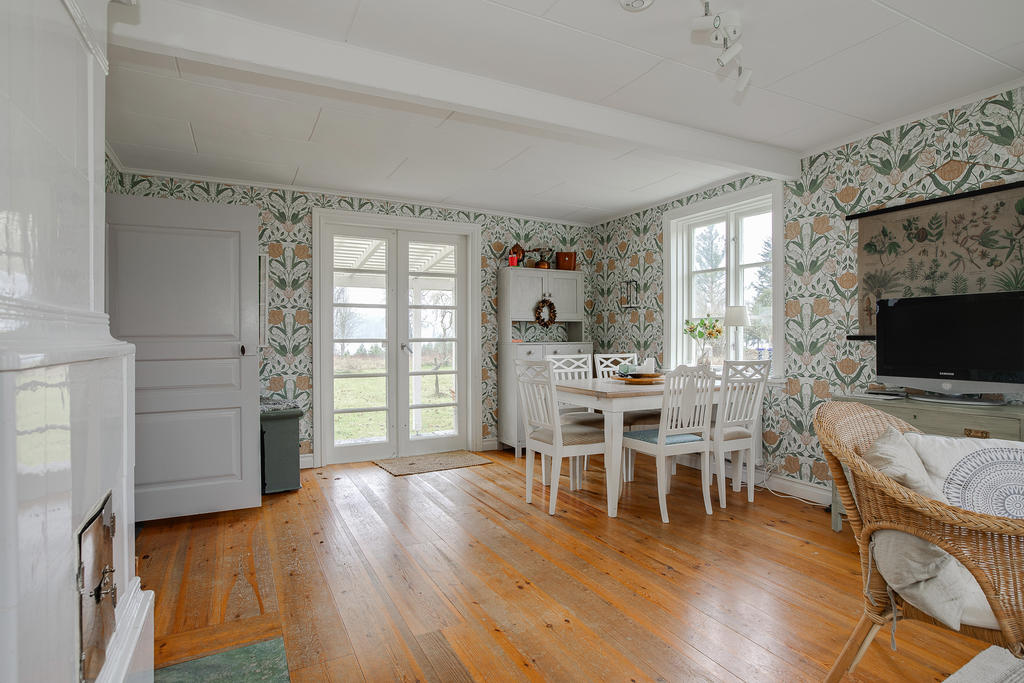 Vardagsrum med utgång till altan på baksidan