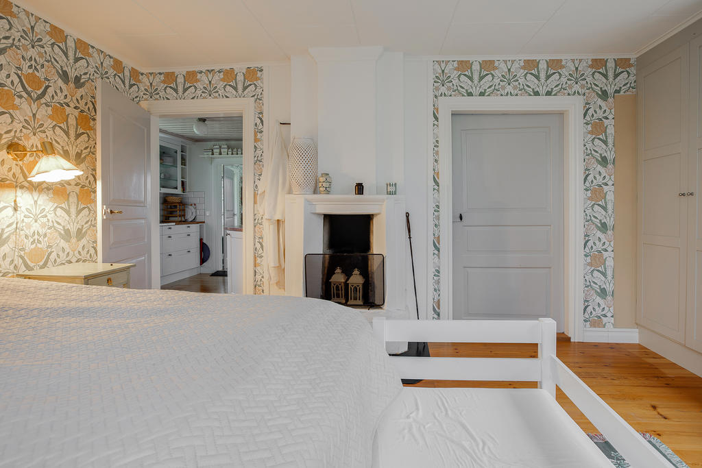 Öppen spis i sovrummet på entré plan