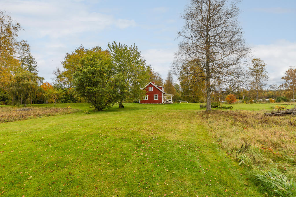 Huset sett från gästhuset 