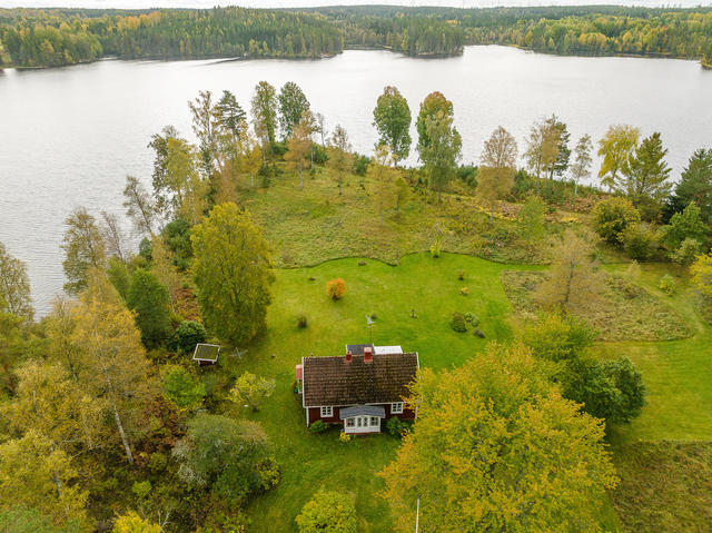 Välvårdat hus med ett unikt läge på en egen udde och 4,8 ha mark 