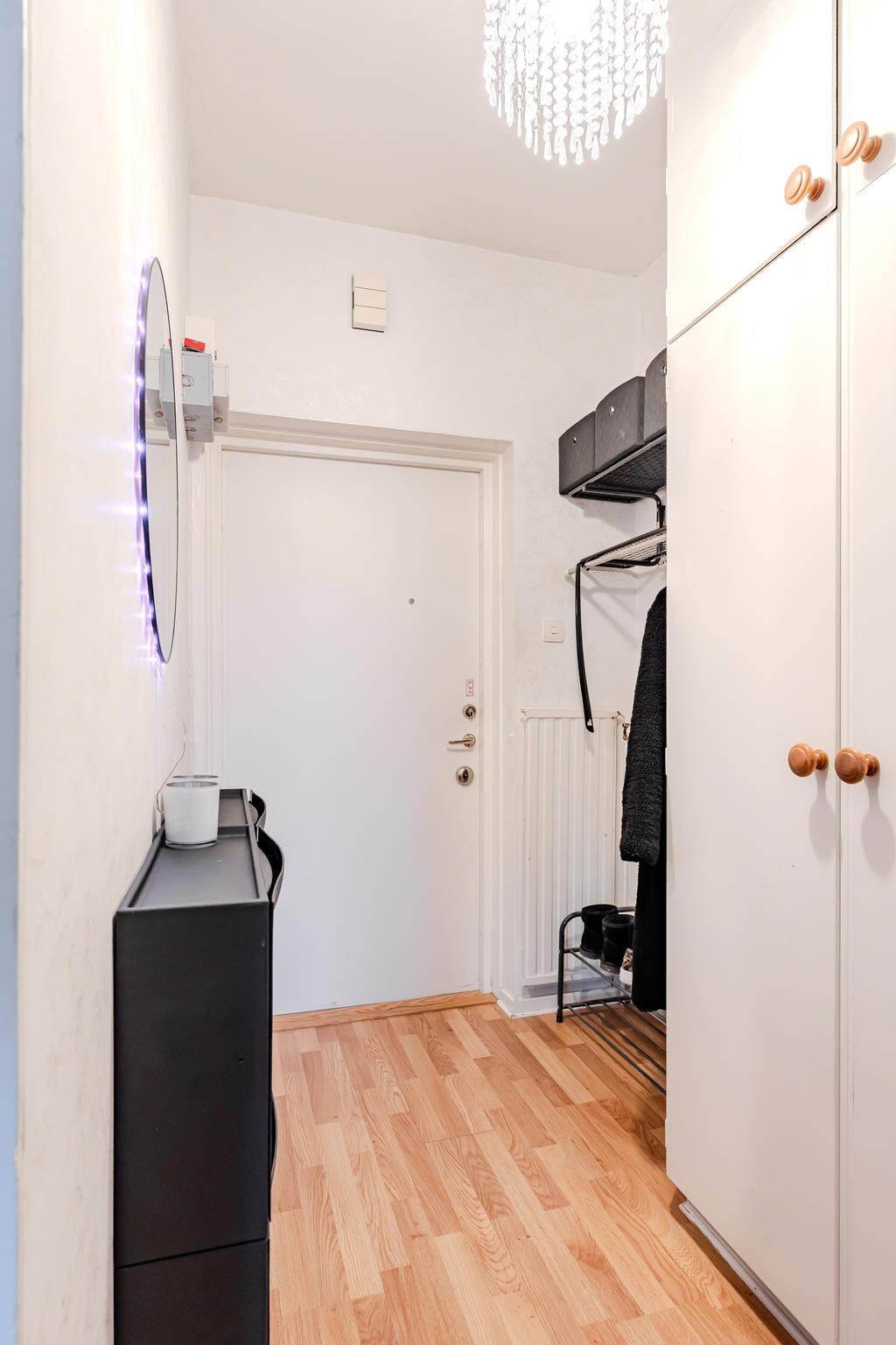 Bra med förvaring och avhängningsyta i hallen.