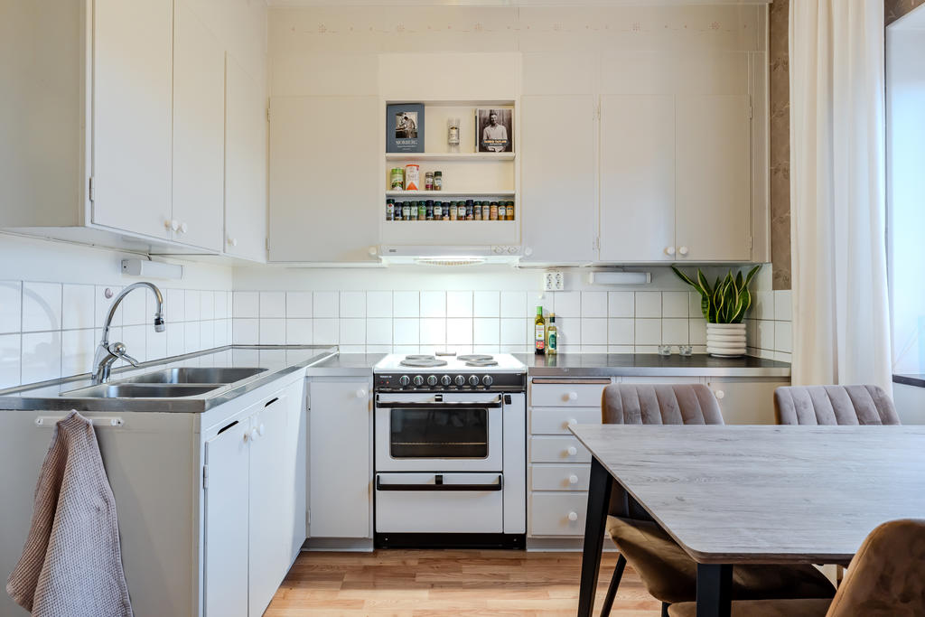 Gott om förvaring i köket för att vara en 1:a