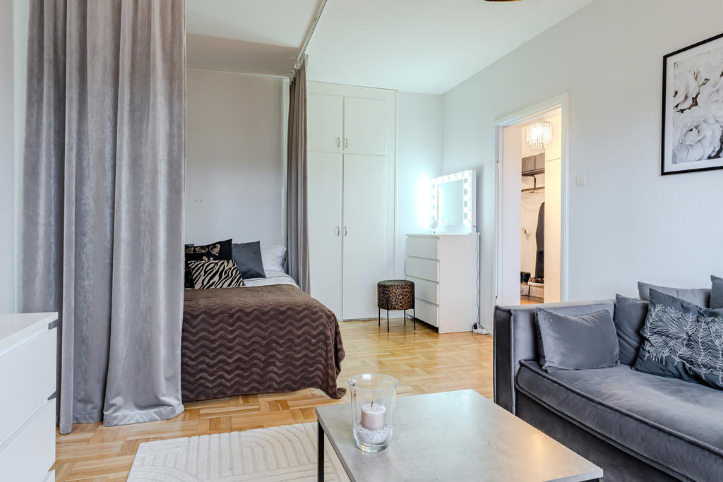 Här ryms både stor soffa och stor säng