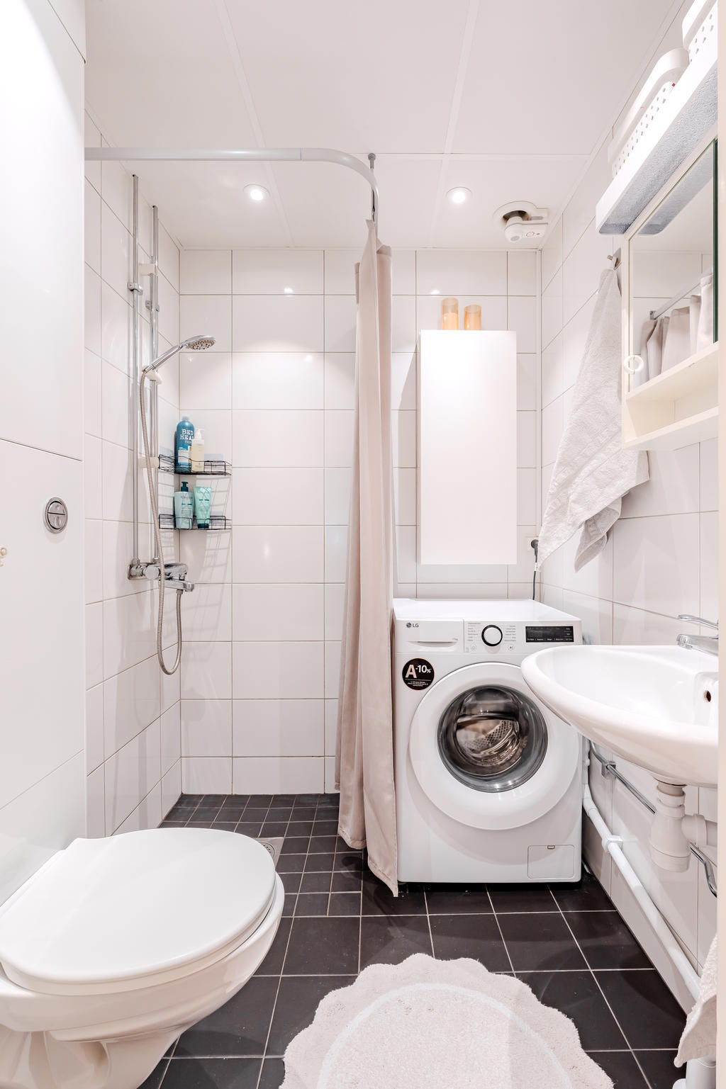 Badrummet är utrustad med tvättmaskin 