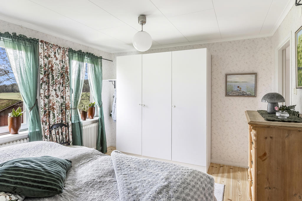 Sovrum med garderober 