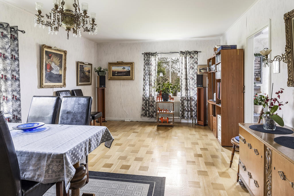 Vardagsrum med parkettgolv 