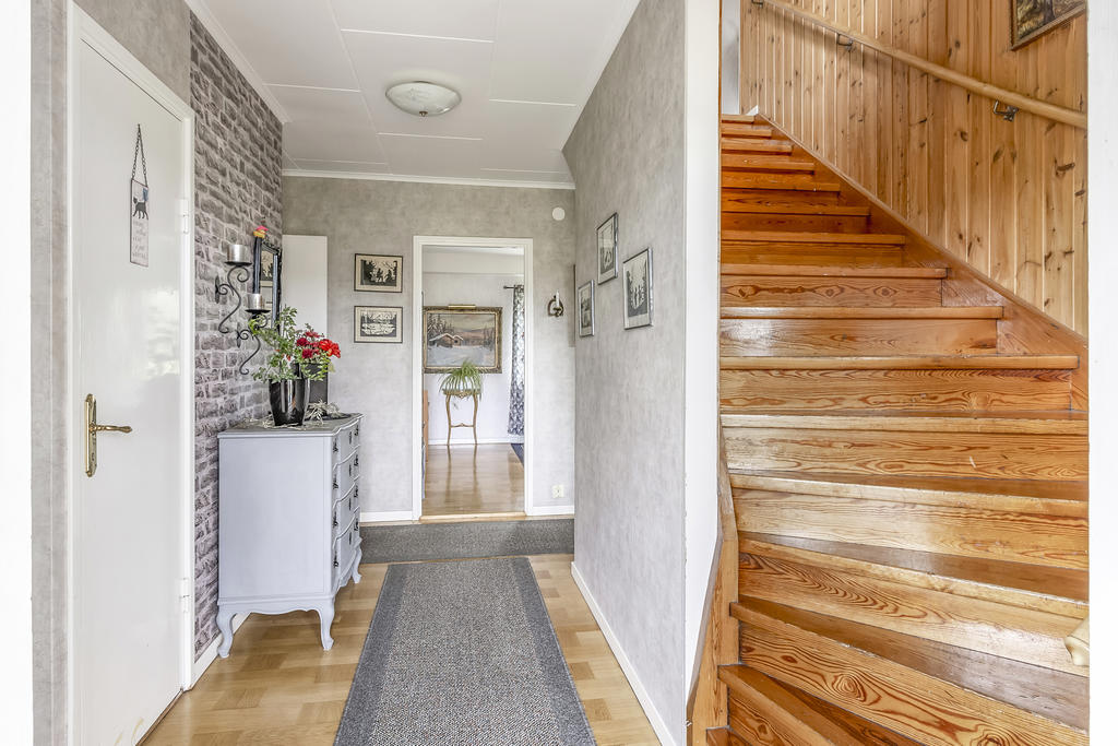 Entré med trapp till övre plan