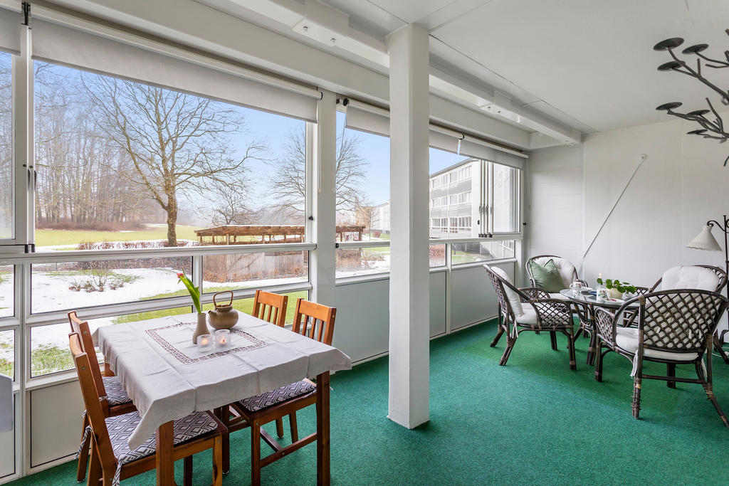 Stor, härlig balkong med plats för såväl lounge-del som matplats-del