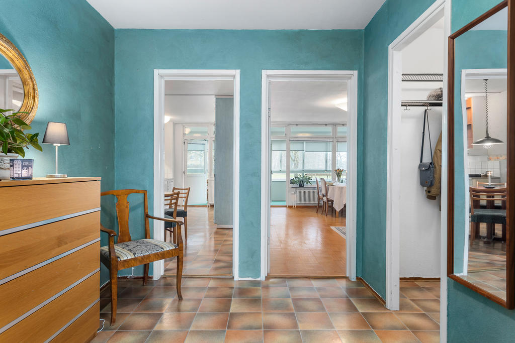 Hallen sett mot kök och vardagsrum