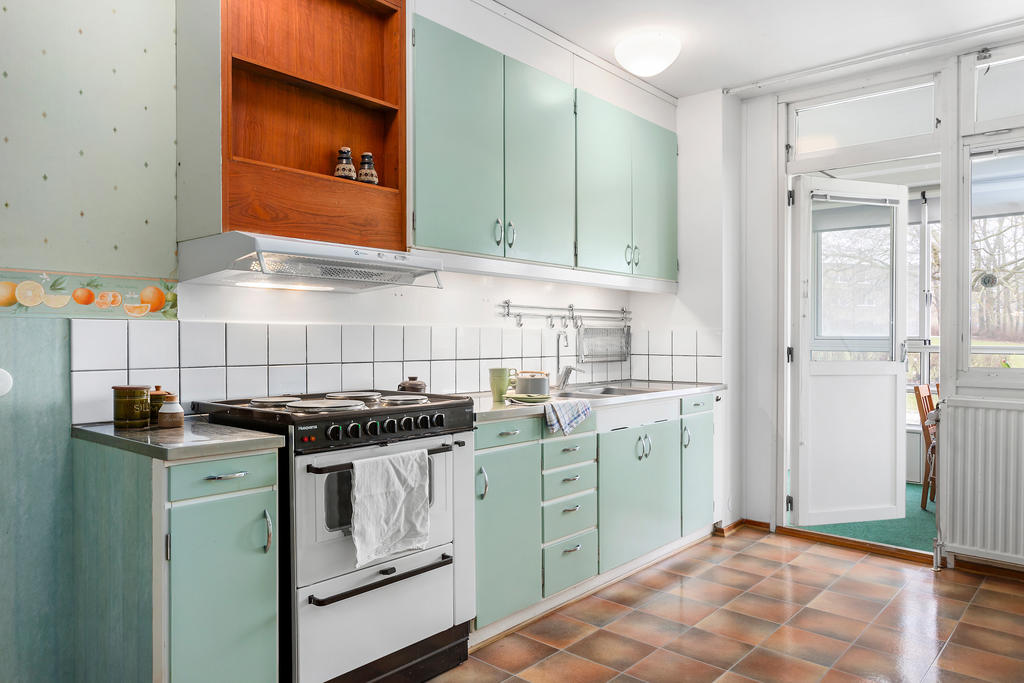 Kryddhyllan i teak, handtagen, den lindblomsgröna färgen...