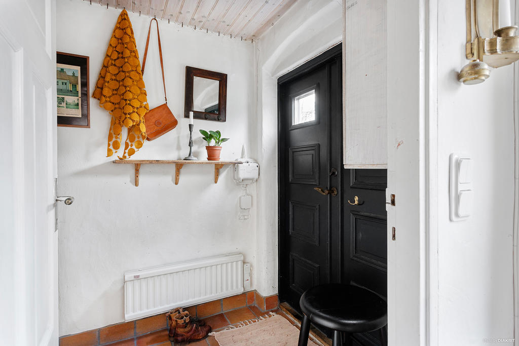 Mysig liten hall som får en att känna historiens vingslag direkt när man kommer in!
Rakt fram från dörren har du en trappa upp mot ovanvåningen. Du når också badrummet härifrån samt vardagsrum