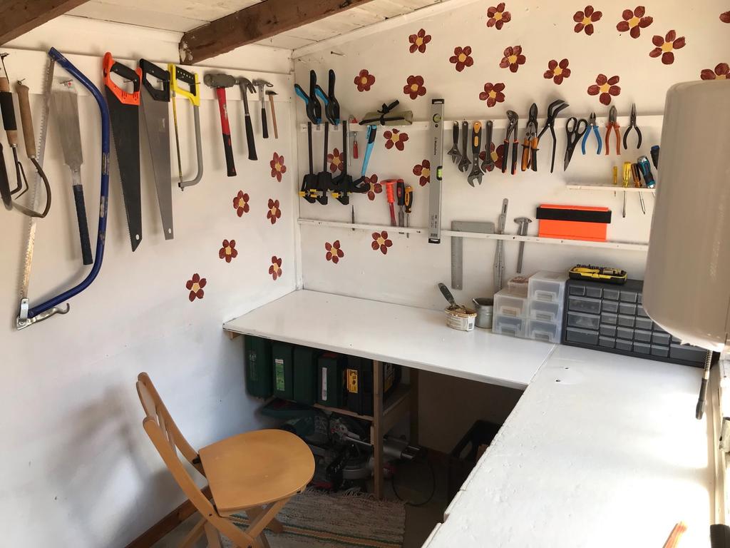 Snickardel i förrådslänga. 