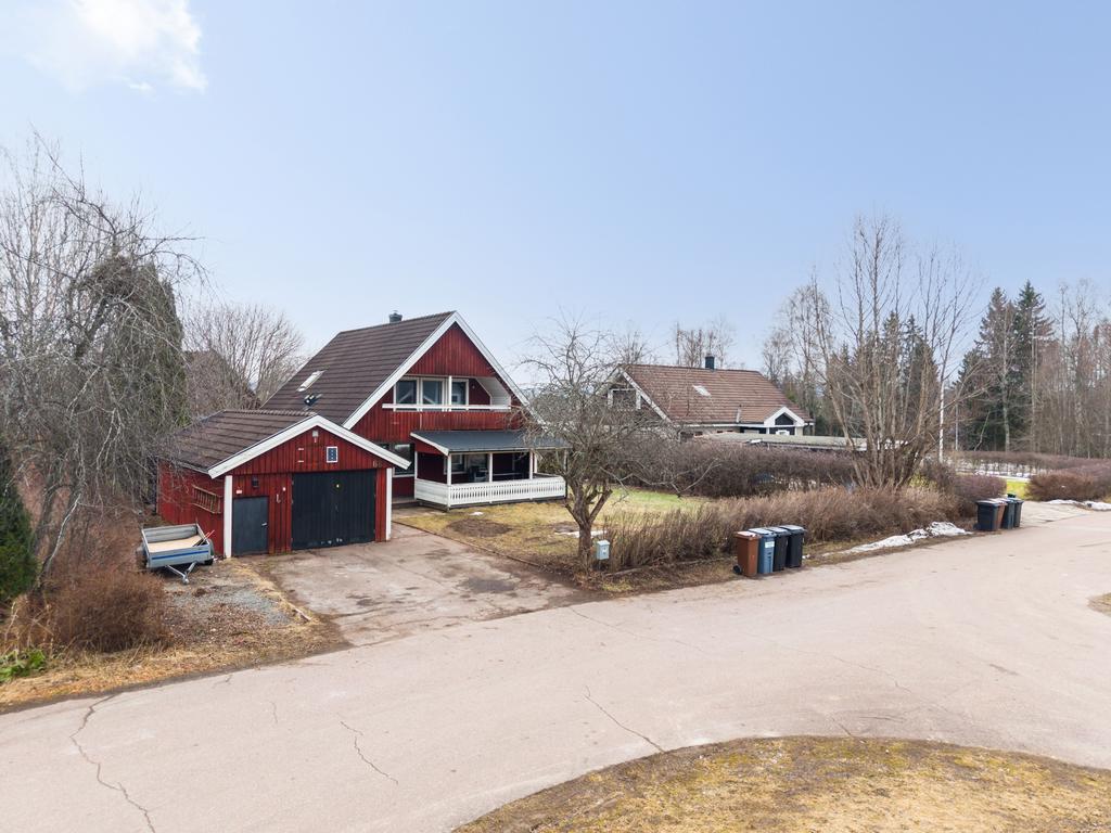 Rymlig villa med fristående garage