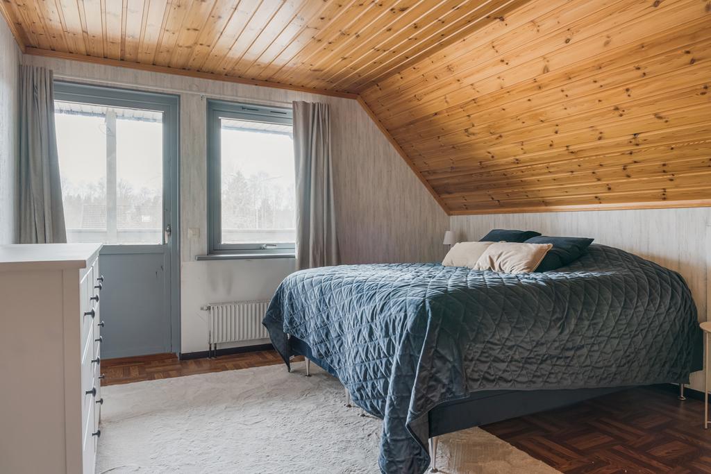 Allrum/möjligt sovrum med utgång till balkongen