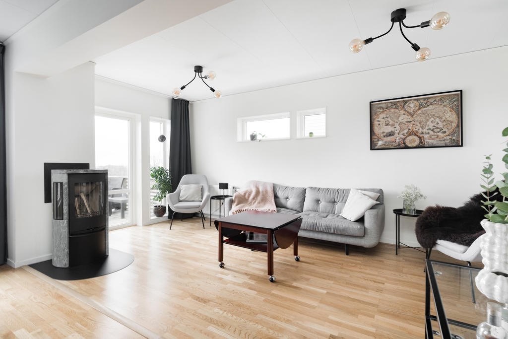 Vardagsrum med braskamin och utgång till altan