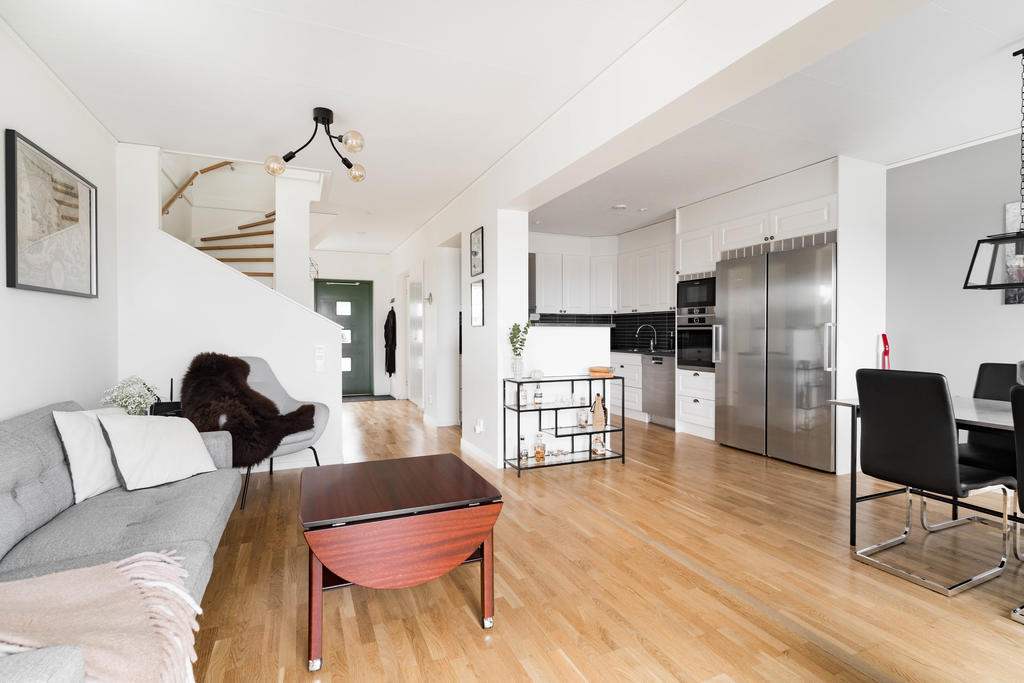 Vardagsrum med braskamin och utgång till altan