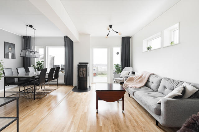 Vardagsrum med braskamin och utgång till altan