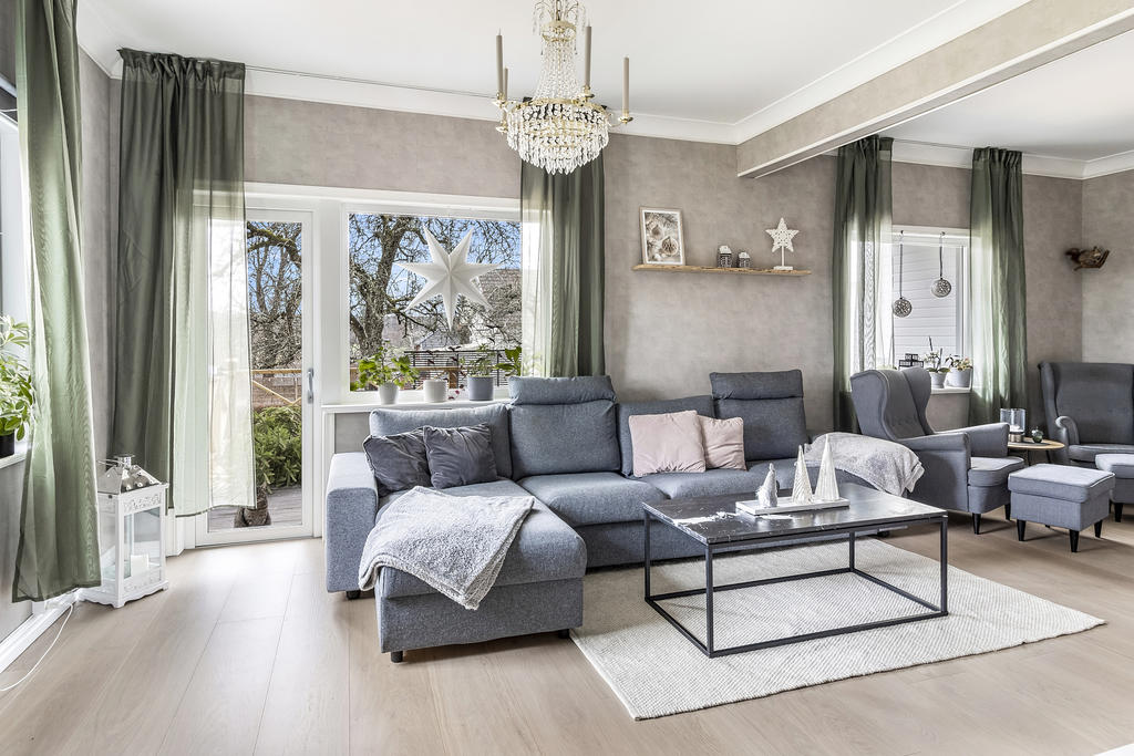 Vardagsrum med utgång till altan och trädgård