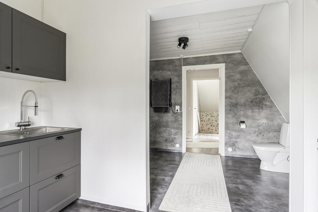 Badrum och tvättavdelning invid varandra 