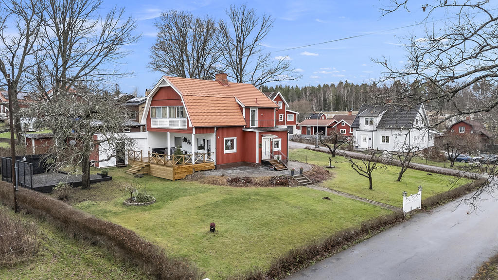 Härlig trädgårdstomt med sociala utemiljöer