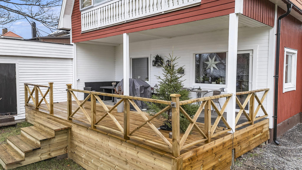 Altan delvis under tak