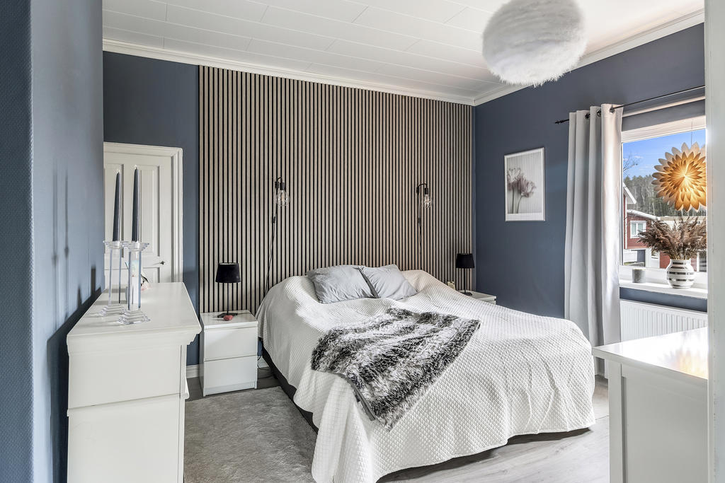 Sovrum 1 med ingång till klädkammare i kattvind