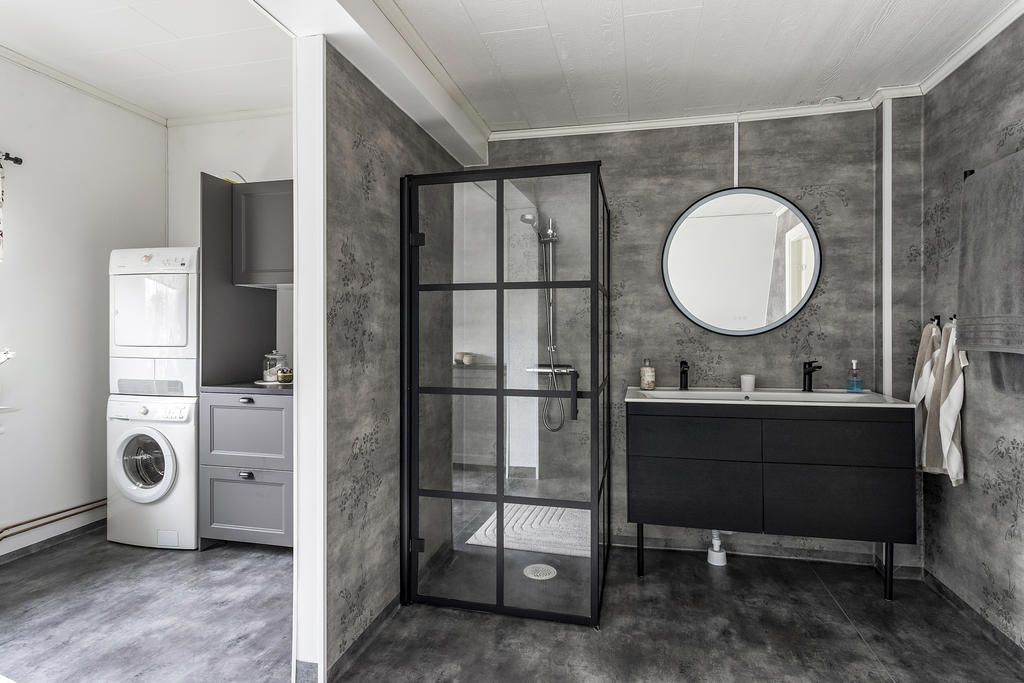 Badrum med tvättavdelning