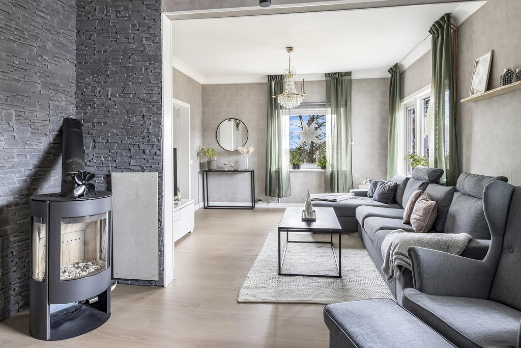 Vardagsrum med eldstad