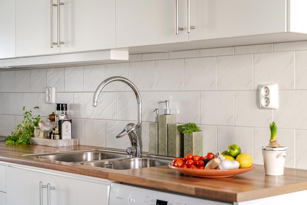 Kaklat stänkskydd och bänkskiva i laminat