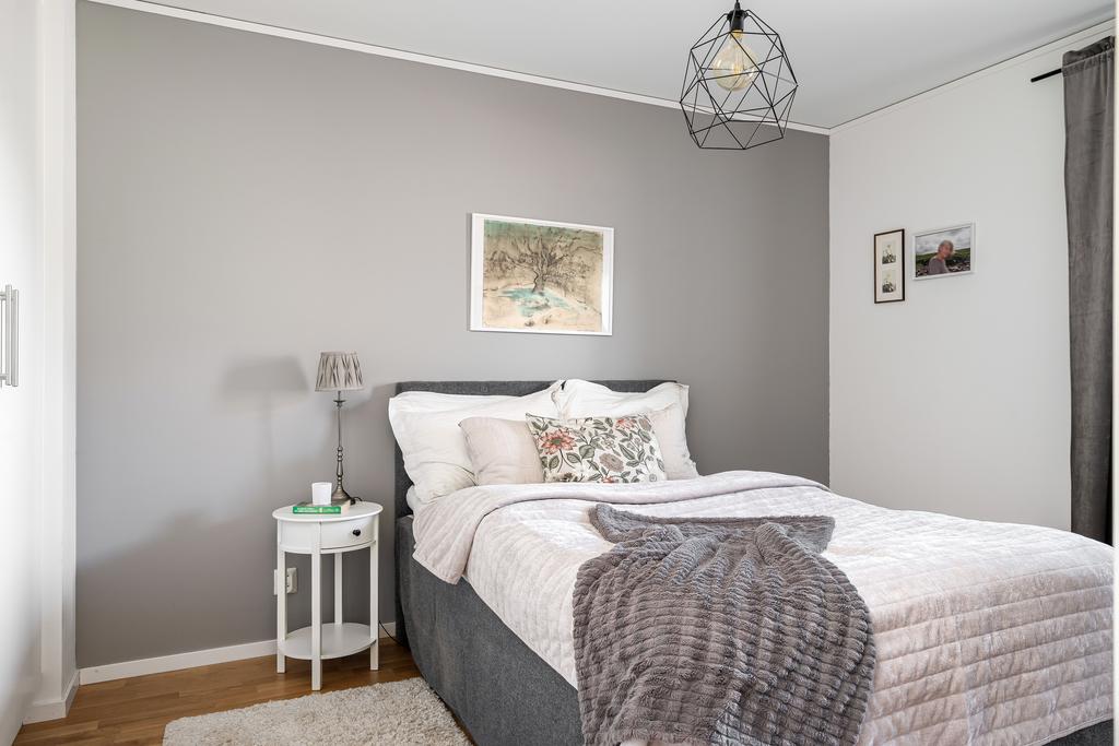 Sovrum med plats för dubbelsäng