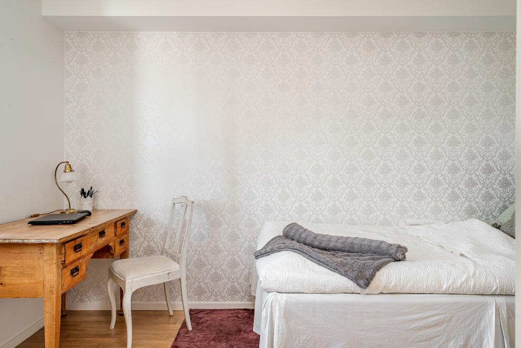 Sovrum eller arbetsrum med vacker tapet