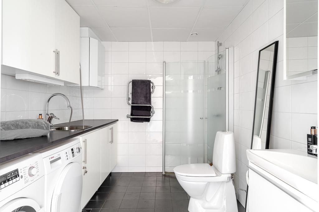 Rymligt helkaklat duschrum med golvvärme