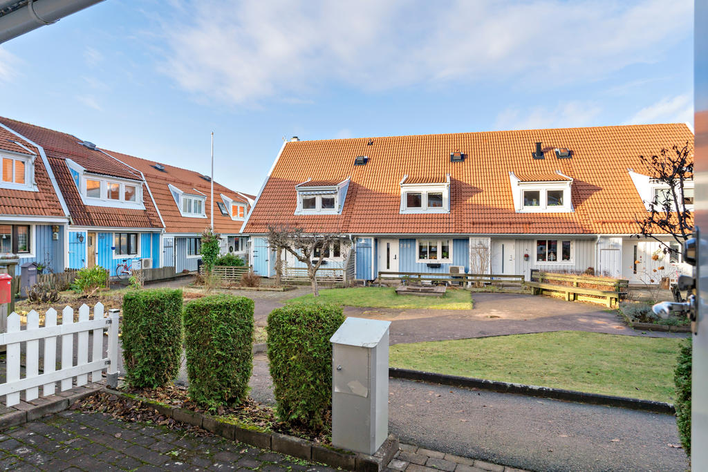 Här bor du tryggt och trivsamt med barnvänlig innergård.