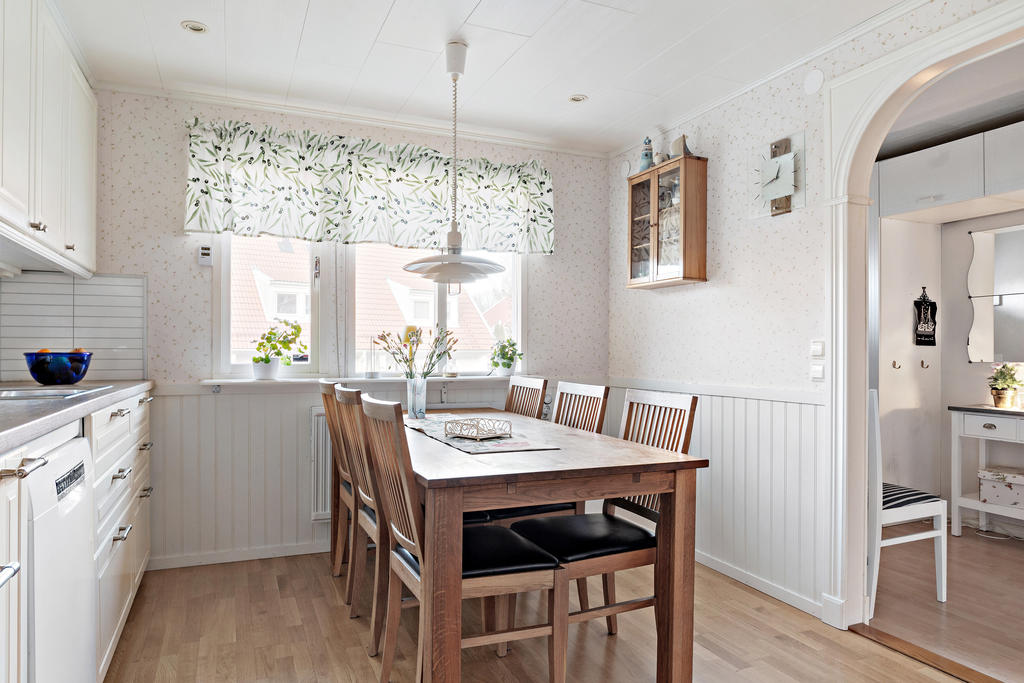 Kök med rymlig matplats.