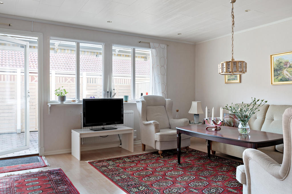 Ljust härligt vardagsrum med utgång till altanen.