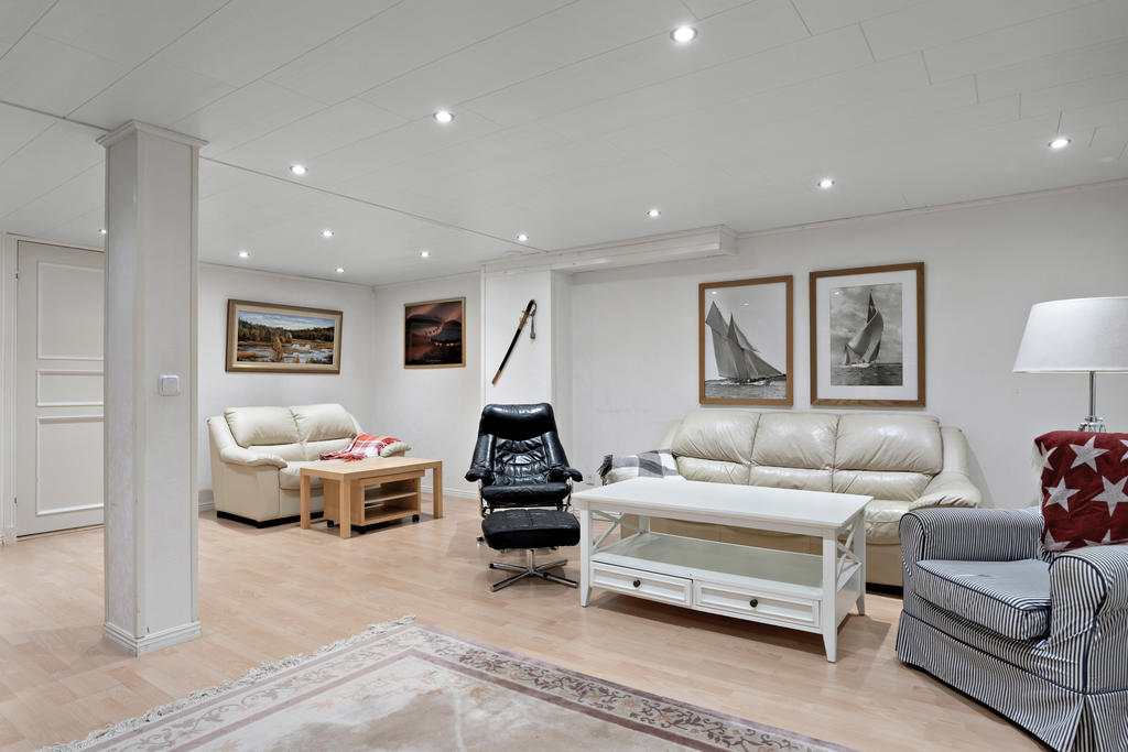 I källarplanet finns det oändliga möjligheter för att skapa de bekvämligheter och utrymmen man själv önskar.