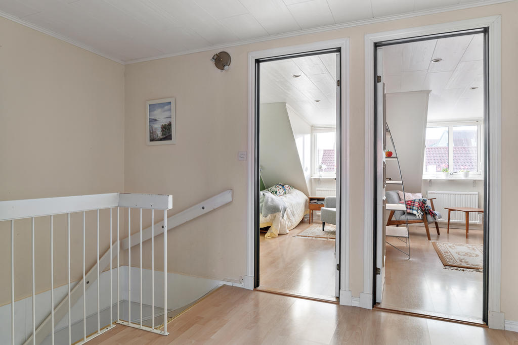 Hallen på övre plan binder samman samtliga rum.