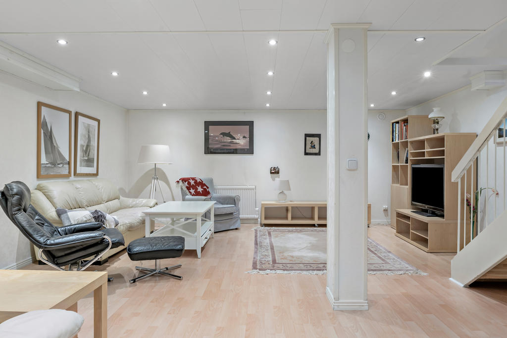 Stora rummet i källarplanet. Planet rymmer även ett hobbyrum/förråd samt ett arbetsrum/gästrum.