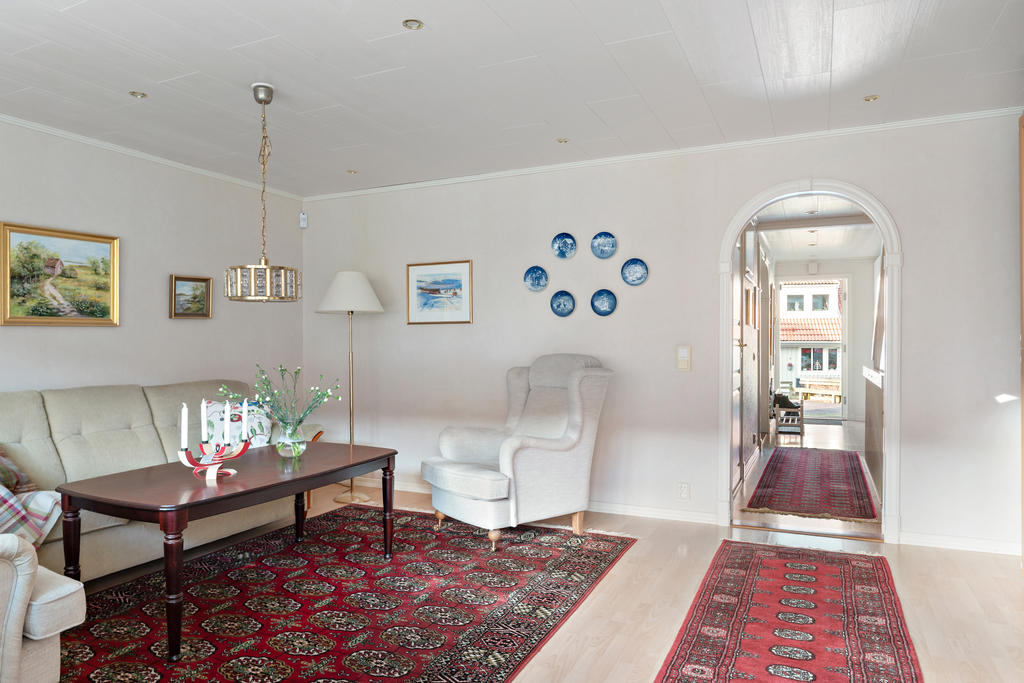 Trivsamt vardagsrum på entréplanet.