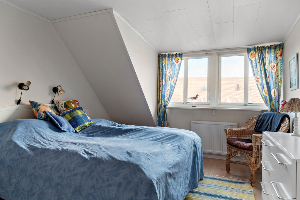 Övre plan har tre bra sovrum. Här det största masterbedroom.