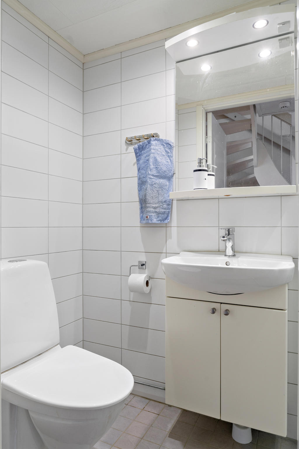 Entréplanets badrum med wc, handfat och........