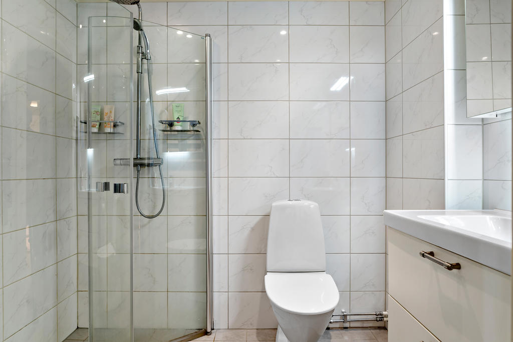 Badrum med dusch på övre plan. Samtliga tre våtutrymmen renoverades -16.
