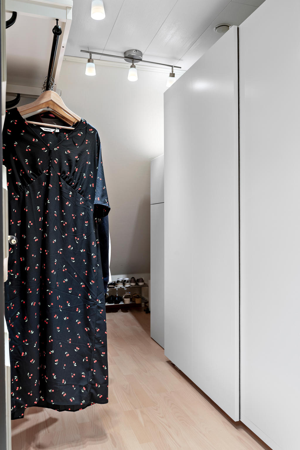 Klädkammare där det finns en bra praktisk skjutdörrsgarderob.