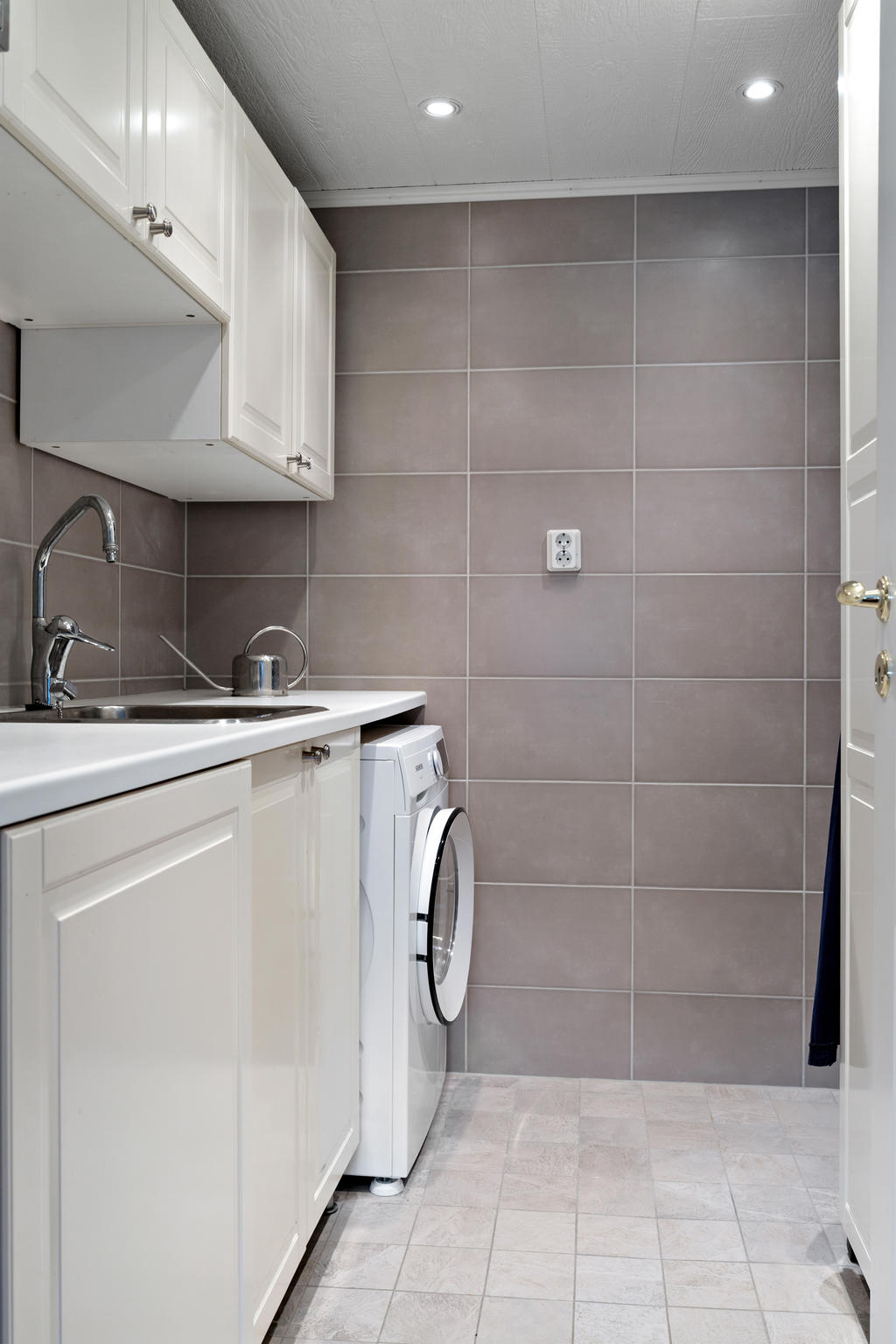 I direkt anslutning till köket så finns tvättstugan med ny tvättmaskin -25 samt städskåp och bra förvaringsmöjligheter.