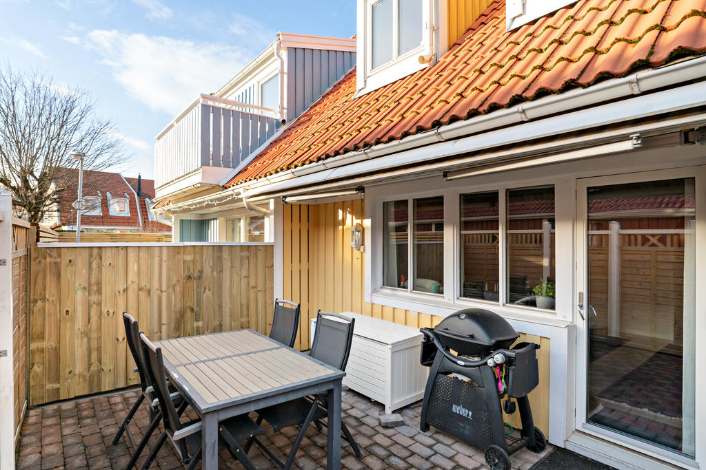 Husets altan med plats för möblemang samt grillen.