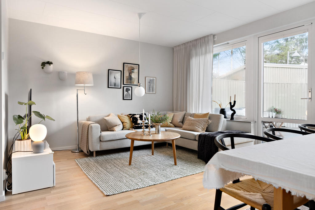 Stort vardagsrum med plats för matbord