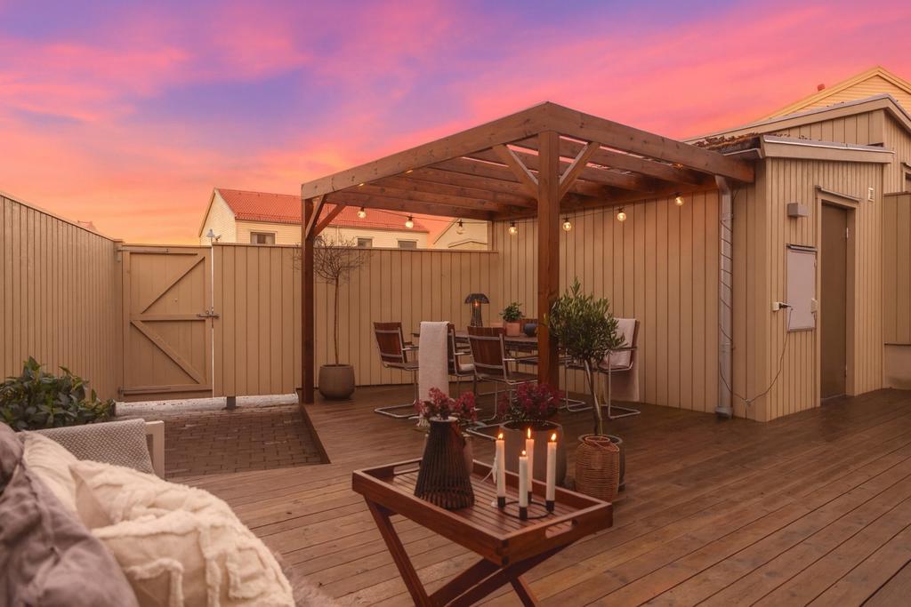 Välkommen till mysiga insynsskyddade Tåbäcksvägen 10! Tack vare djupet på altanen har man sol här både till frukost, lunch och middag!